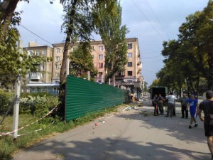 Вокруг сквера Яланского начали устанавливать строительный забор (ФОТО)