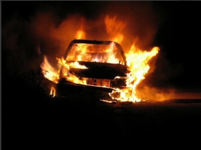 В Запорожье ночью на ходу загорелось авто: люди попытались потушить машину самостоятельно (ВИДЕО)