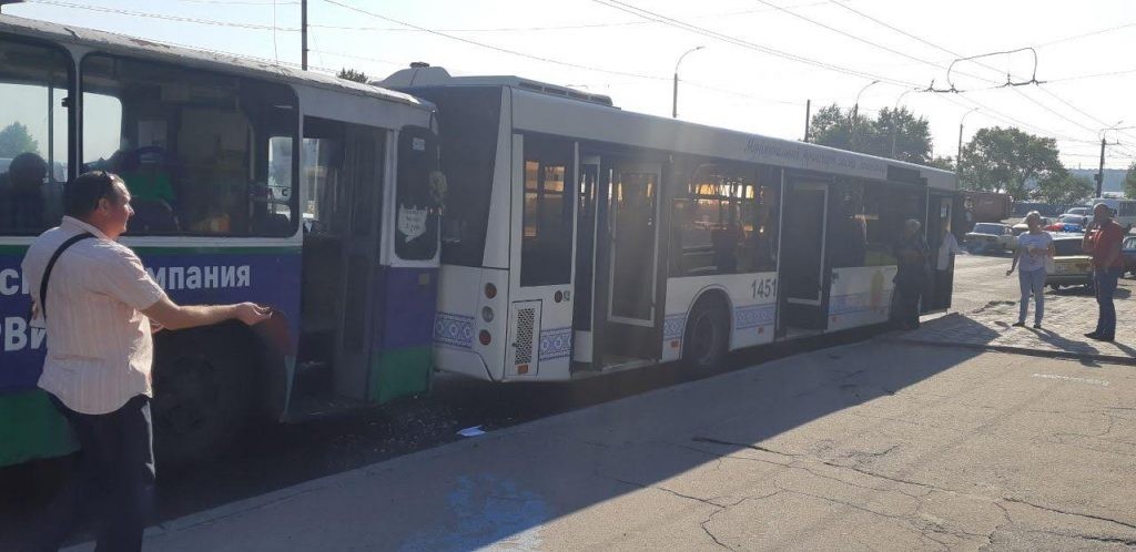 Отказали тормоза: в Запорожье троллейбус на остановке врезался в новый автобус (ФОТО)