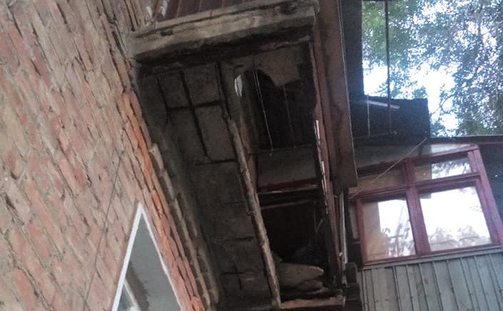 В Запорожье под девушкой провалился балкон: с переломом ее доставили в больницу (ФОТО)