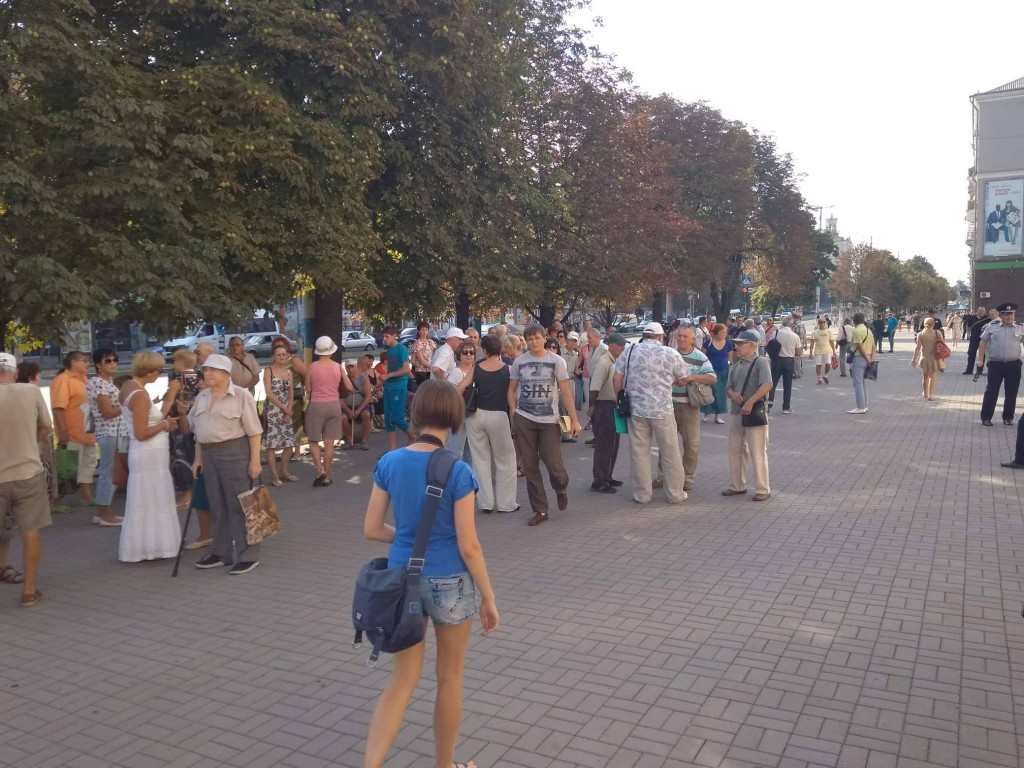 «Буряк йди геть»: запорожцы под мэрией вновь протестуют против вырубки сквера Яланского (СТРИМ)