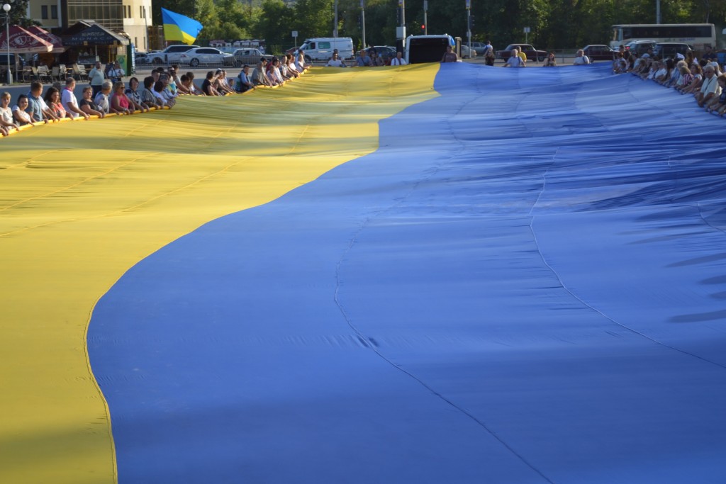 Запорожцы развернули самый большой флаг Украины в мире (ФОТОРЕПОРТАЖ)