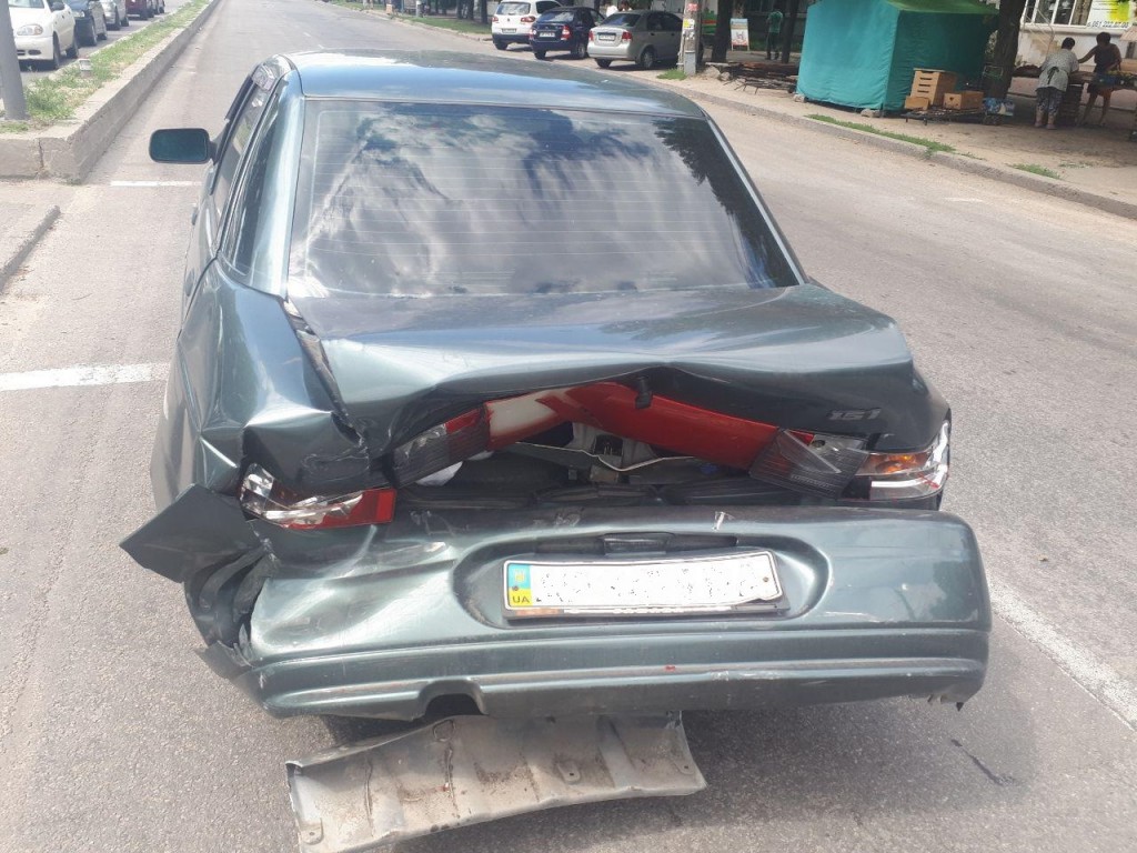 В Запорожье возле рынка столкнулись авто: одного из водителей госпитализировали (ФОТО)