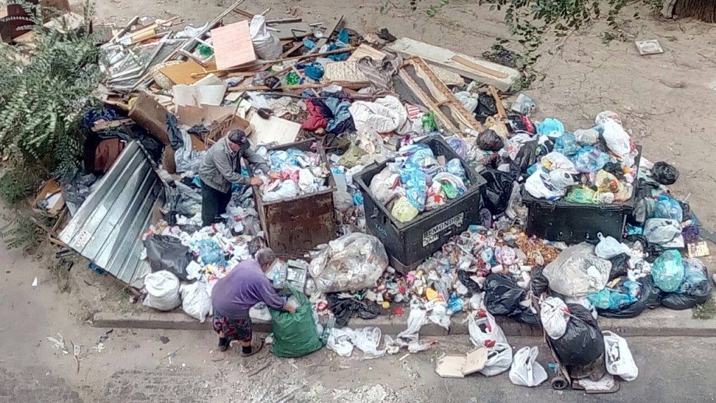 Дворы в центре Запорожья превращаются в горы и свалки мусора (ФОТО)