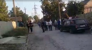 “Стучите и кидайте камни в забор”: в Запорожье ремонт дороги привел к противостоянию между жителями (ВИДЕО)