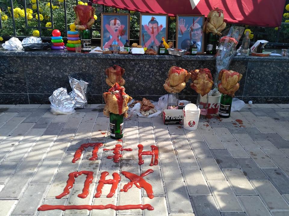 Насадили курочку на бутылку: запорожцы побывали на акции ко дню смерти Захарченко (ФОТО, ВИДЕО)