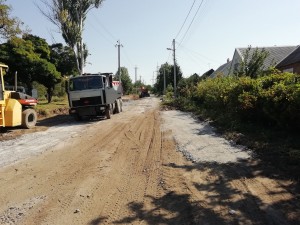В частном секторе на окраине Запорожья за 10 миллионов строят дорогу для фур: жители против (ФОТО)
