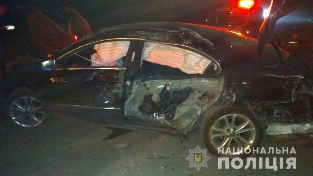 В Запорожье авто влетело в столб: пассажиры и водитель в больнице (ФОТО)