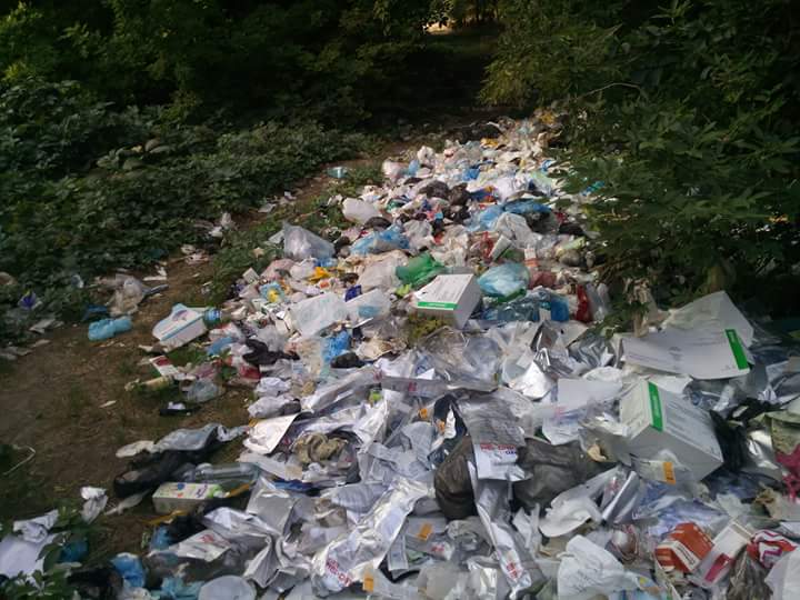 В Запорожье возле областной больницы обнаружили свалку медицинских отходов (ФОТО)