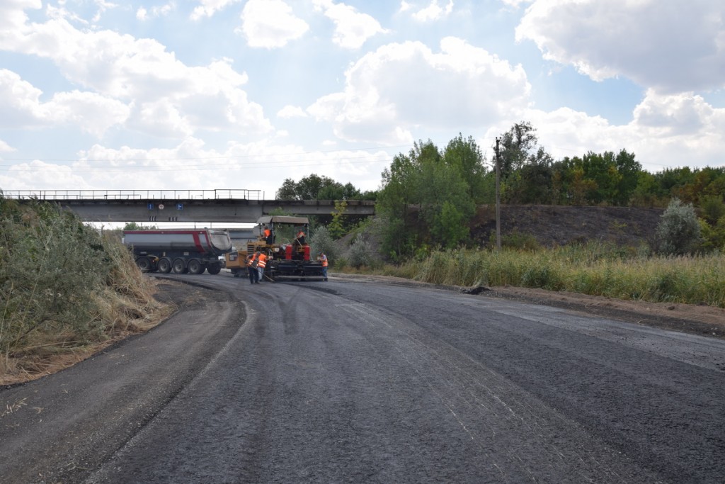 В Запорожской области впервые за 70 лет ремонтируют дорогу через речку Сухая Балка (ФОТО)