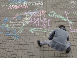 Маршрутки, коррупция и экология: запорожцы нарисовали на асфальте волнующие проблемы (ФОТО)