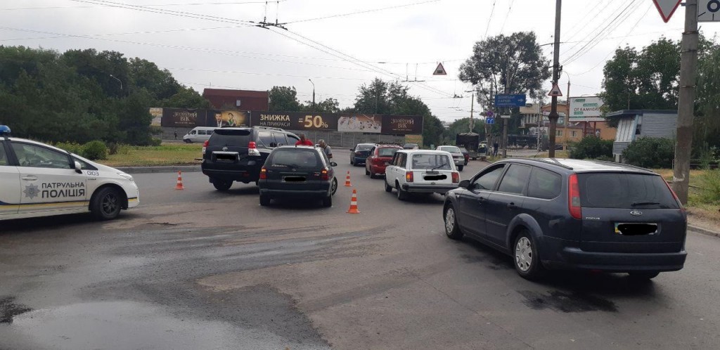 В Запорожье возле остановки «Каховская» произошло ДТП: у виновника изъяли права (ФОТО)
