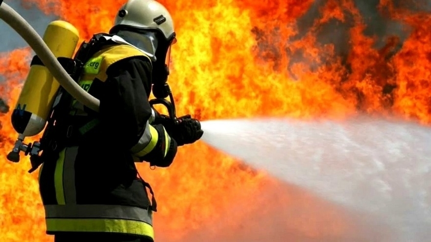 В Запорожье горел склад: опубликовано видео пожара