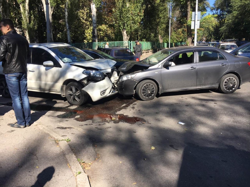 В Запорожье возле перинатального центра лобовое столкновение: автомобили серьезно повреждены (ФОТО)