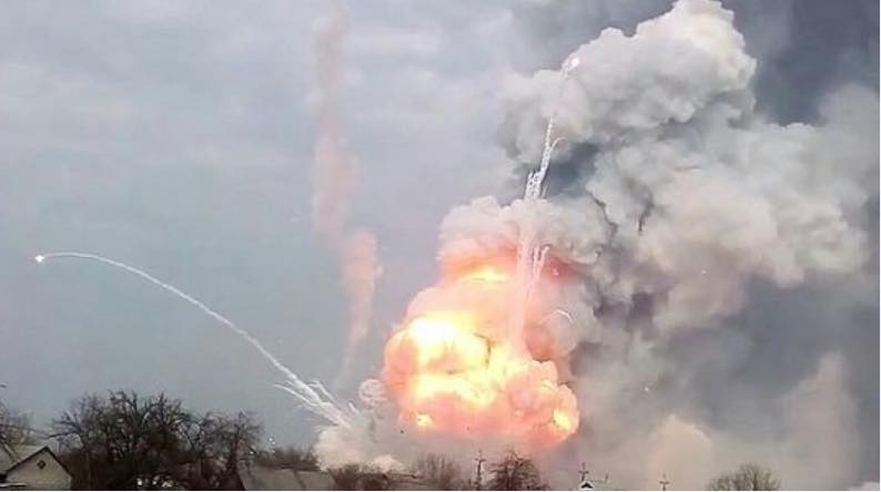 ГСЧС: ориентировочно на арсенале в Черниговской области, где начались взрывы, находится 88 тыс. тонн боеприпасов (ФОТО, ВИДЕО)