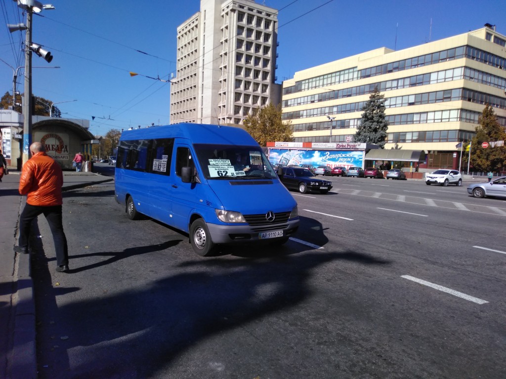 В Запорожье перевозчики массово распродают маршрутки (ФОТО)