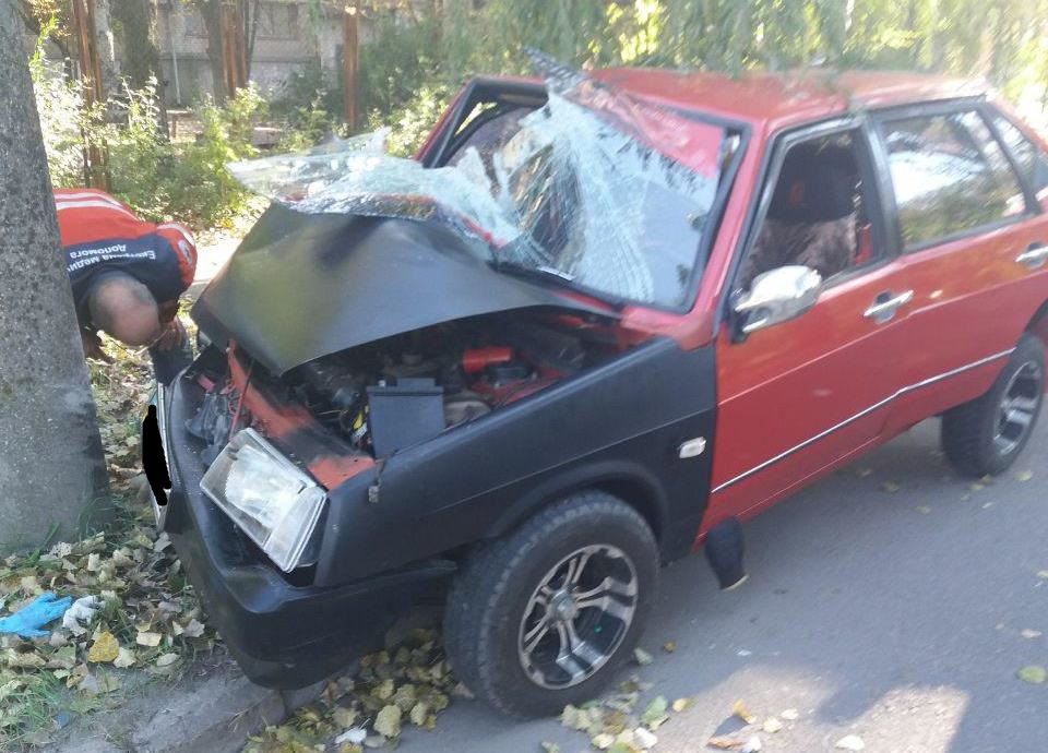 В Запорожье автомобиль врезался в столб: водитель госпитализирован (ФОТО)