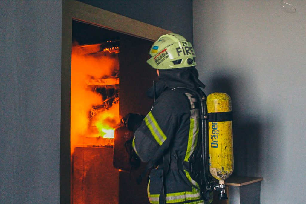 Пожар в Запорожской области: из многоэтажки эвакуировали более десяти людей