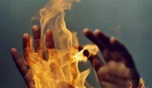 В Запорожье мужчина облил себя бензином и пытался поджечь: в сети появилось видео