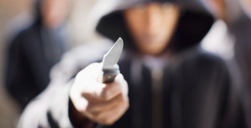 «Не заставляй меня нервничать»: в Запорожье вооруженный мужчина ограбил пункт выдачи кредитов (ВИДЕО)