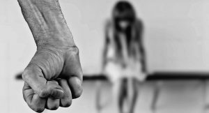 Угрозы из тюрьмы и обвинения в изнасиловании дочери: в запорожской семье разгорелась семейная драма (ВИДЕО)