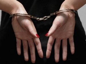 Золото и бриллианты: в Запорожской области студентка обокрала квартиру по просьбе возлюбленного