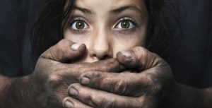 Хотел научить интиму: в Запорожье поймали очередного “любителя” школьниц (ВИДЕО)