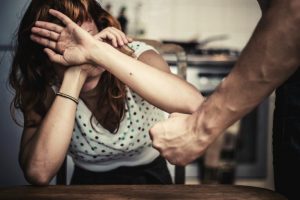 Жестокость на почве ревности: в Запорожье мужчина избил возлюбленную и тушил об нее сигареты