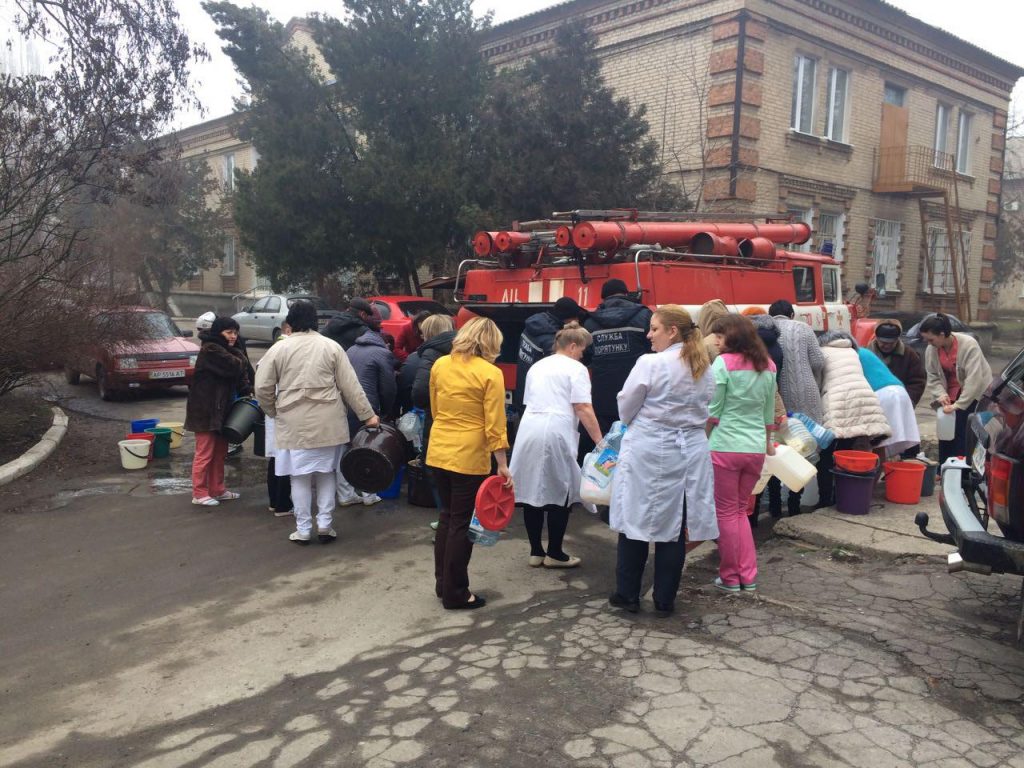 В Бердянске спасатели помогают людям с водой (ФОТО)