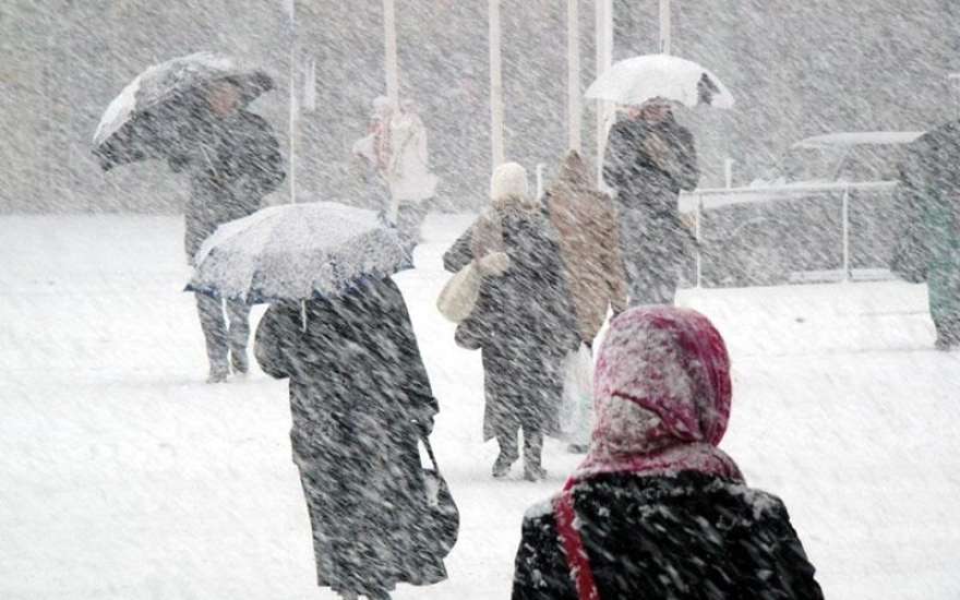 Запорожцам обещают сугробы снега, метели и похолодание