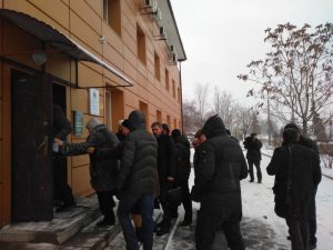 “Мы так просто дело с этими аферистами не оставим”:в Запорожье десятки людей пришли в офис “Місто для людей” (ФОТО, ВИДЕО)