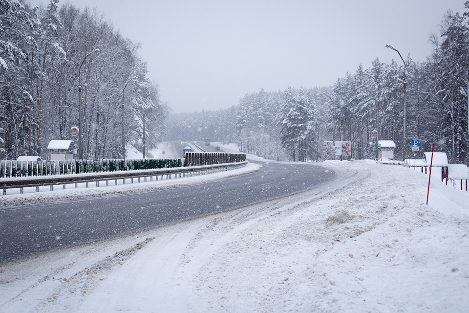 В Запорожской области для маршруток и грузовиков ограничили движение на нескольких участках трасс