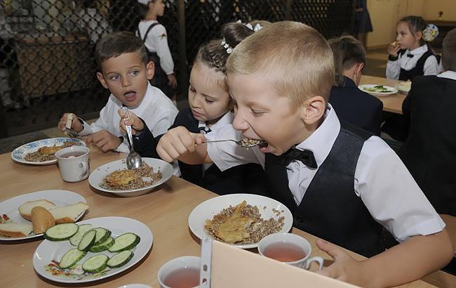 В запорожские школы хотят вернуть бесплатное питание: плюсы и минусы решения