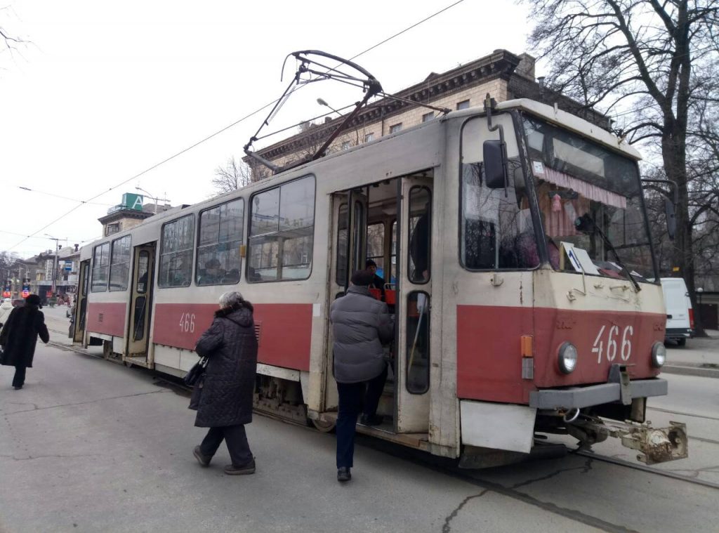 В Запорожье у трамвая на спуске отказали тормоза (ФОТО)