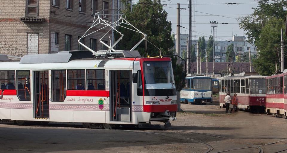 В Запорожье трамвай сбил женщину: пострадавшую госпитализировали