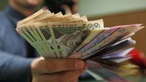 У Порошенко перед выборами пенсионерам выдадут по 2410 гривен