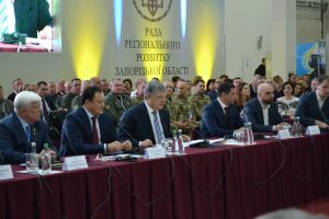 “Теперь у него есть модная розовая шапочка”:  Владимир Певченко об итогах недели и визите Порошенко