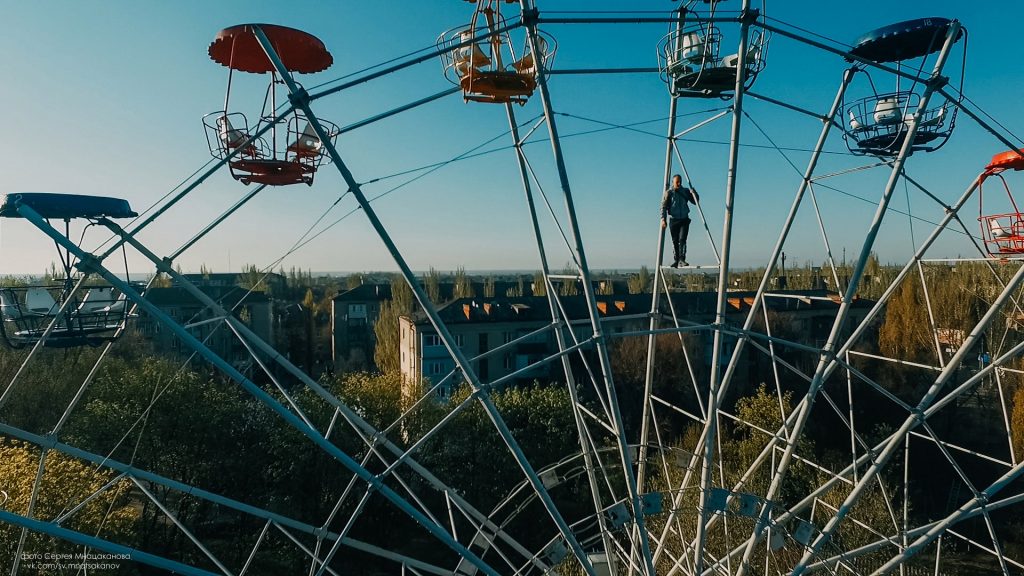 В Запорожской области отчаянный руфер показал свои самые опасные трюки (ВИДЕО)