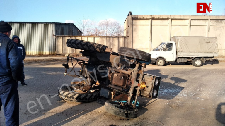 В Запорожской области из-за сильного ветра перевернулся трактор (ВИДЕО)