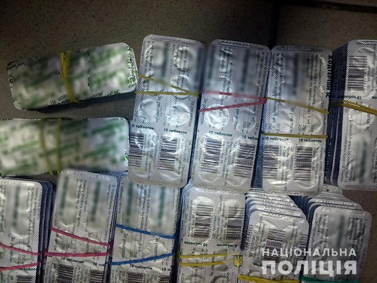 Запорожские полисмены обыскали аптеку: изъяли 3 тысячи таблеток с «кодеином» (ФОТО, ВИДЕО)