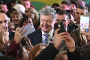 Сорвал шапку, ущипнул за нос: как в сети  отреагировали на встречу Порошенко с избирателями