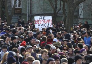 В Киеве на митинг Порошенко пропускали только с “правильными” плакатами (ВИДЕО)