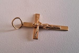 Кулон из золота в виде крестика: варианты в подарок и для себя