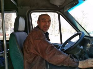 В Запорожье маршрутчик 12-й год бесплатно возит женщин 8 марта
