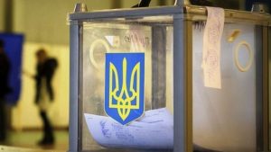 В Запорожье мужчина вынес протокол с избирательного участка (ФОТО)