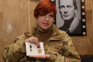 “Хочу посмотреть как они с мешками награбленного будут бегать”: боец ВСУ Юлия Матвиенко рассказала, почему не проголосует за Порошенко