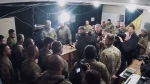 В сети появилось видео общения  бойцов “Азова” с Порошенко на передовой (ВИДЕО)