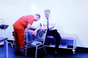 Даже нет столика для забора крови: в сети сравнивают медпункты, где сдавали анализы  Порошенко и Зеленский