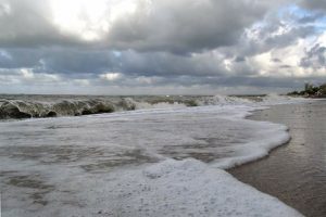 На запорожском курорте море “съедает” берег (ВИДЕО)