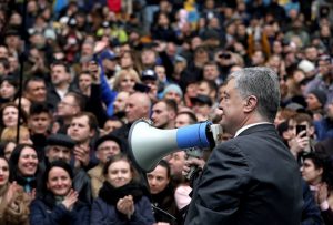Сколько людей пришло на дебаты на НСК: данные Порошенко, СБУ и полиции отличаются в разы